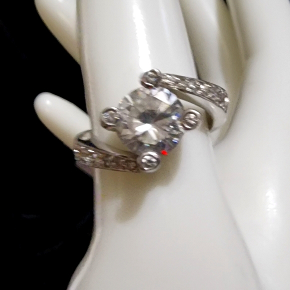 925 Sterling Silver Diamond Ring - Picture 5 of 13